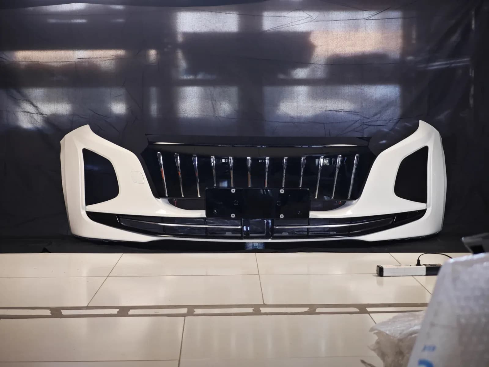 Hongqi E-QM5 front bumper, white