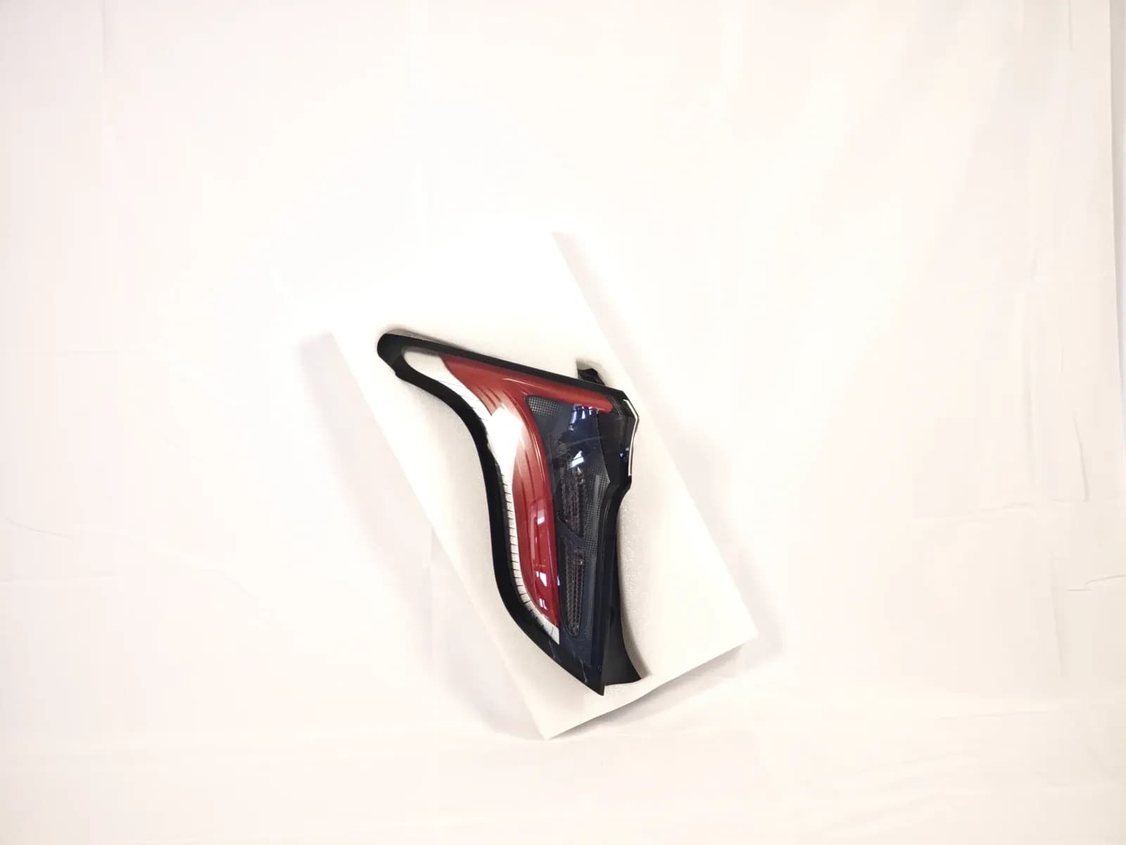 Hongqi E-QM5 daytime running light, left