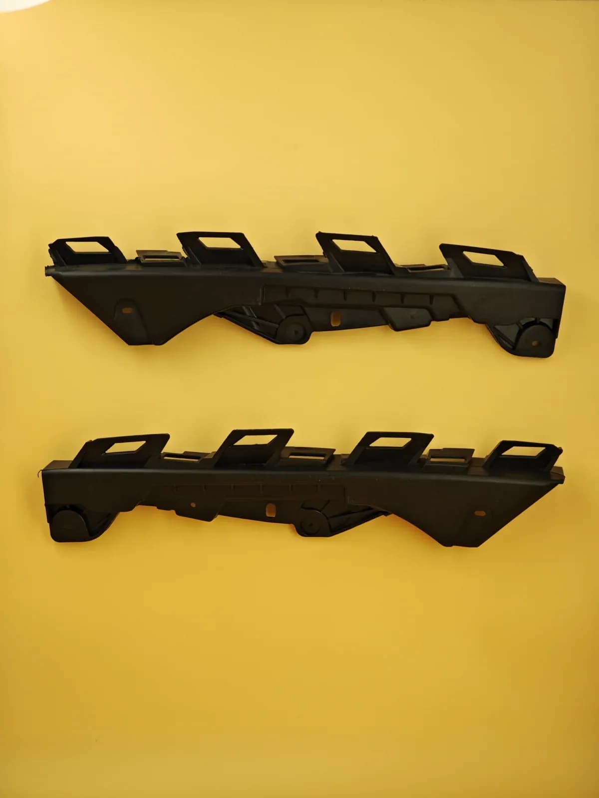 Hongqi E-QM5 headlight bracket, right