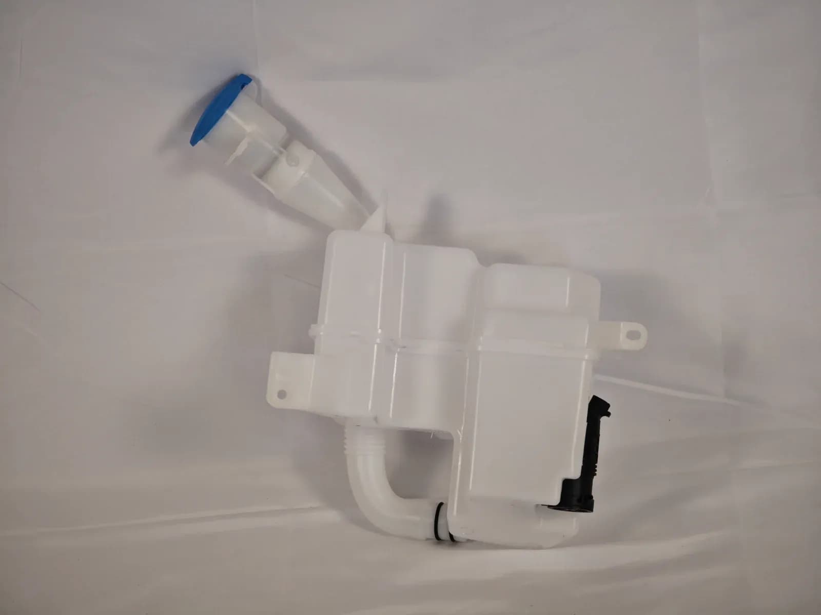Hongqi E-QM5 washer fluid reservoir with filler neck