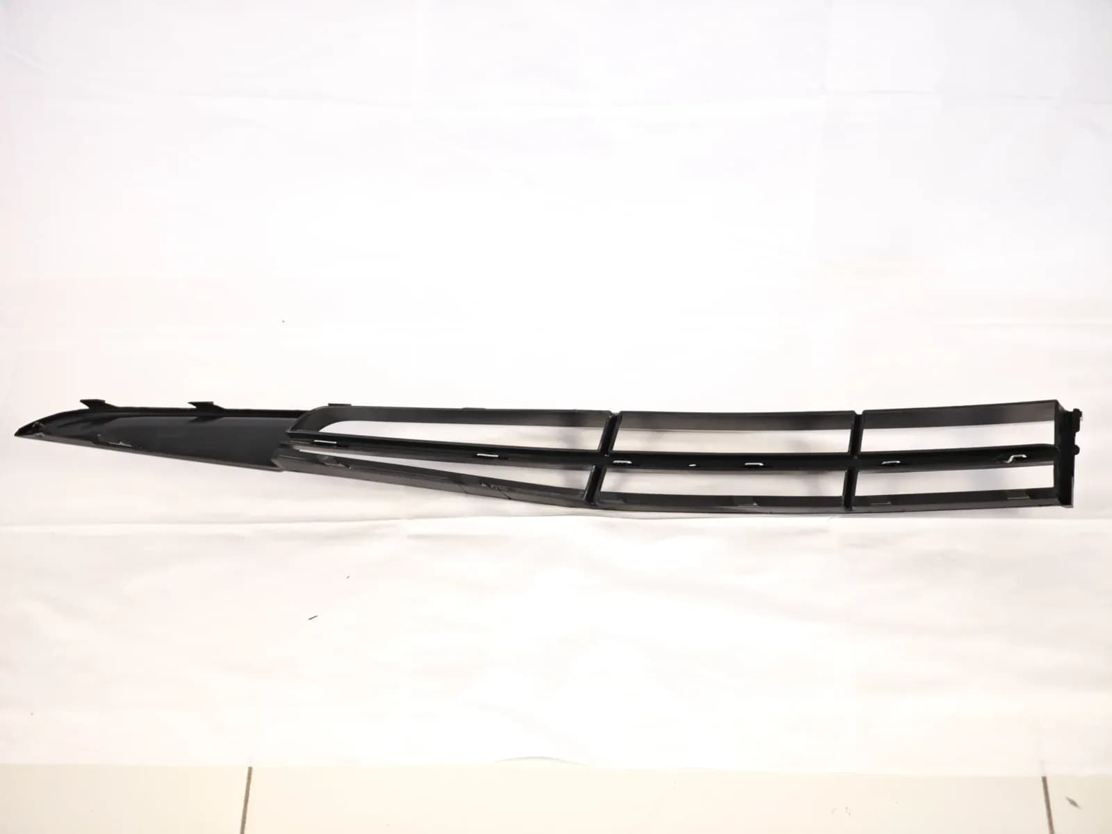 Hongqi E-QM5 front bumper grille insert, left